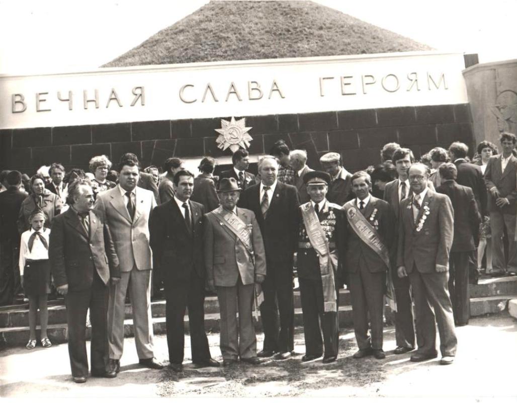 Группа участников Великой отечественной войны с руководителями города и района на Кургане Бессмертия..jpg