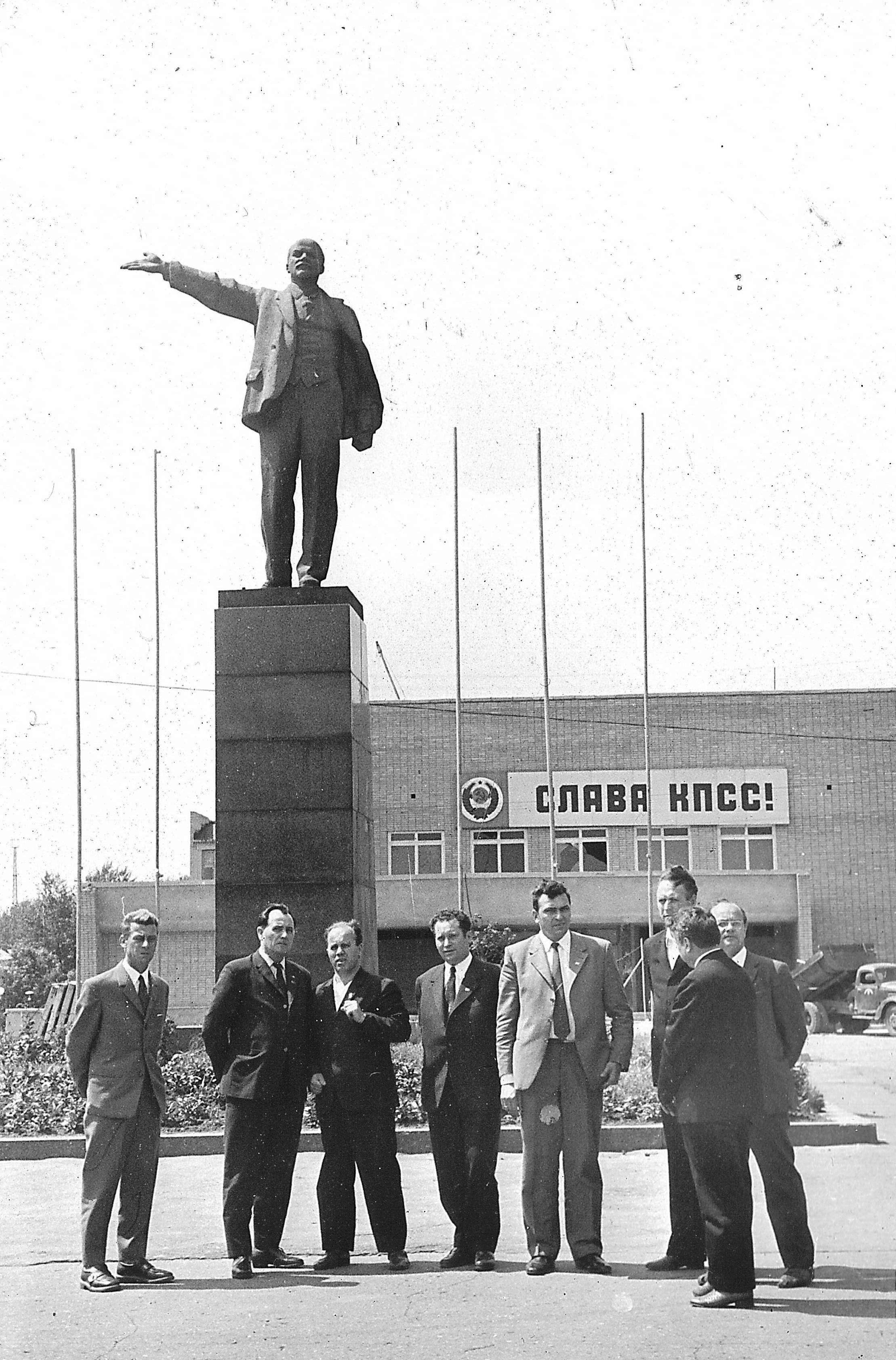 ПАМЯТНИК Ленину.JPG